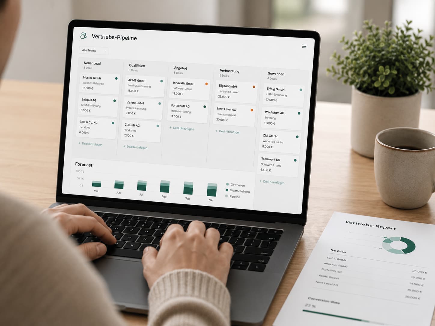 Vertriebs-Pipeline auf einem Laptop: Deal-Karten je Stufe und Forecast