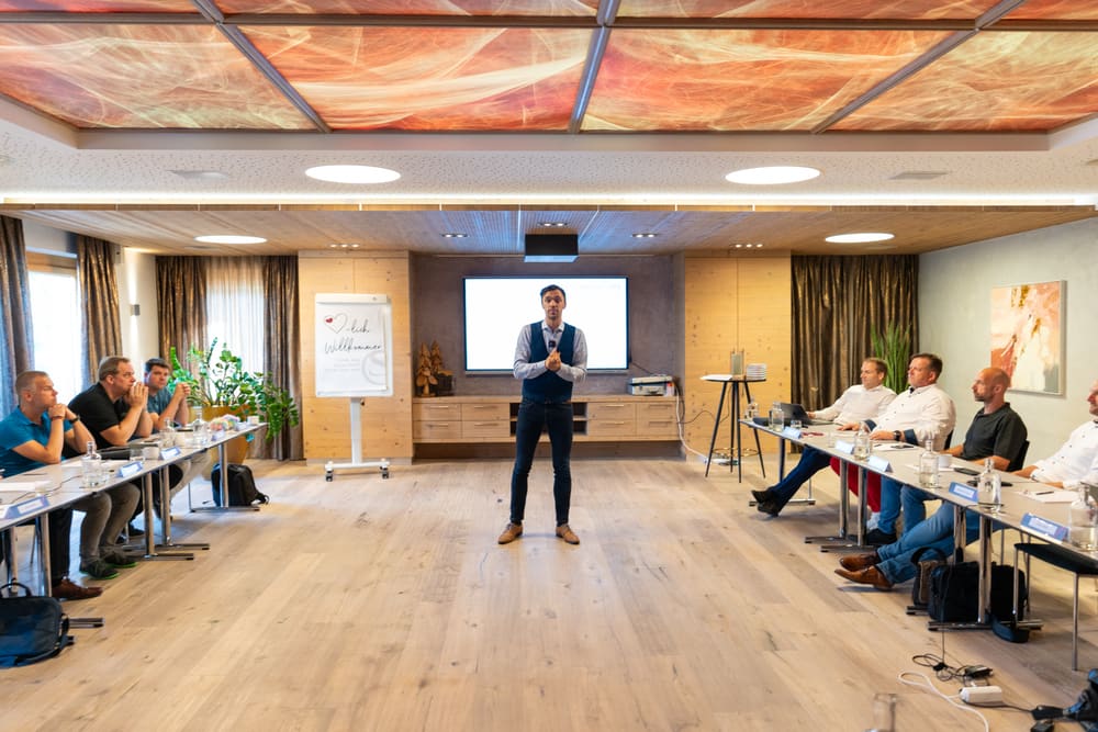 Sebastian Thamm bei einem Strategie-Workshop mit Führungskräften