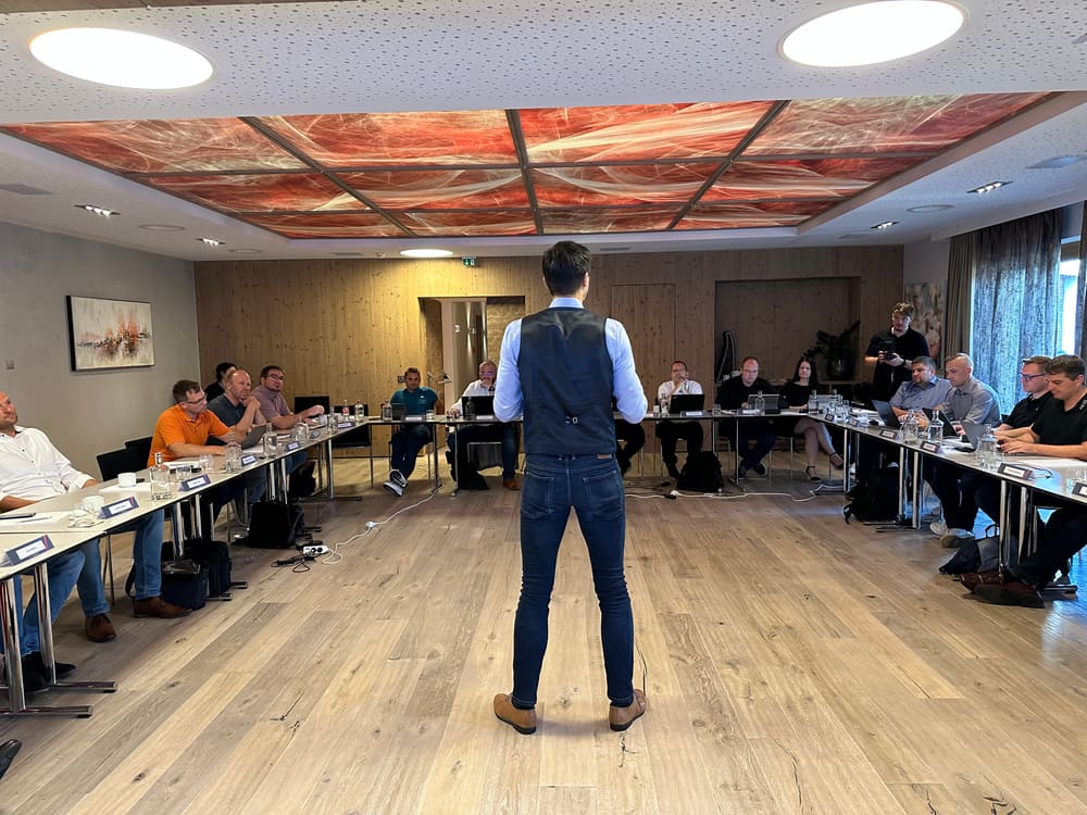Sebastian Thamm bei einem Vortrag vor größerer Gruppe